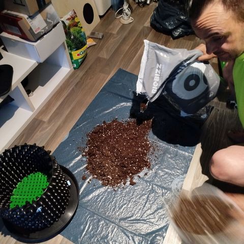 Mario's Runtz growlog photo: Heute Erde Vorbereitet 15l All-Mix und 1,5 Liter Wurmhumus + 15g Bittersalz. 