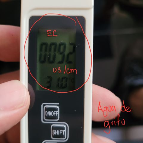 SUPER LEMON HAZE, MOBY-D, CRITICAL +2 & GORILLA GLUE #4 growlog photo: Empezamos a medir los parámetros del agua que utilizaremos, en este caso agua de grifo. En las mediciones se observa un EC de 0.092 con apenas 46 PPM, lo cual indica que tenemos un agua blanda. Así que anexaremos un suplemento de calcio y magnesio para obtener un agua de riego de 0.4 de EC, que es el recomendado como agua base.