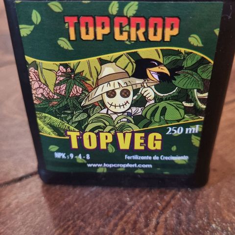 Ginny growlog photo: Hoy por primera vez aplique fertilizante, el top veg, ojalá cumpla su función y siga creciendo. También está noche se llenó de bichos la plata por el foco de afuera así que encontré una red que voy a empezar a poner. Las plantas van muy bien la verdad, falta que crezca abundante y alta así me ilusiono un poco más 