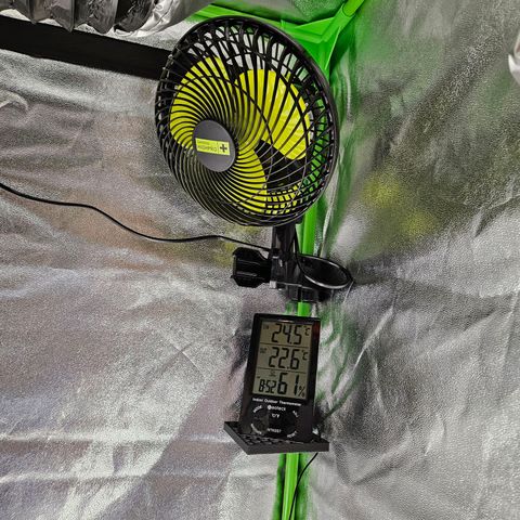 Zkittlez growlog photo: Setup mit zwei High Pro+ Ventilatoren ausgestattet