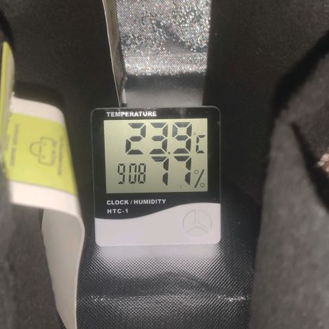 Tutan growlog photo: Após 64horas do processo de germinação no papel toalha, removemos as 4 sementes e adicionamos nós vasos.
Foi burrifador uma faixa de 100ml de água regulada com o ph6.0