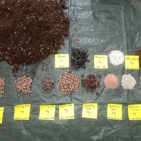 Crescendo 24/2 growlog photo: Alle Zutaten vor dem anmischen unseres Substrates.
Nach dem vermengen wurde noch 1 Teelöffel mit 15 verschiedenen Bacillus Stämmen hinzugefügt und der Boden so lange gewässerrt bis er wie ein ausgedrückter Schwamm wirkt oder ca. 35-40% Bodenfeuchtigkeit besitzt.