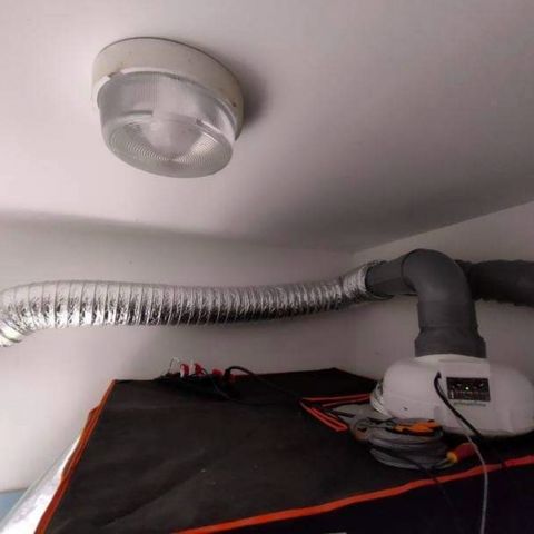 Mimosa Evo growlog photo: La galère ultime 😅
Avec le "T" et le "Y", l'air chaud du pk160 TC, trop puissant, revenait vers la clim, et l'empêchait de refroidir l'air.
Ensuite la sortie mural etait déformé la manchette de réparation ne rentrait pas entièrement...et me faisait perdre bcp de place.
Du coup j'ai bidouillé la solution finale, plus isolé, plus courte c nickel 😅😵 enfin
...