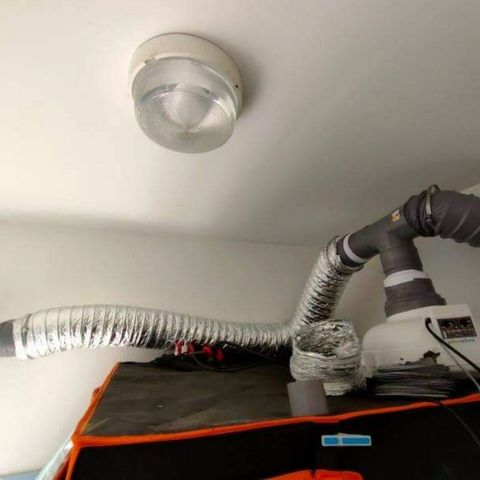 Mimosa Evo growlog photo: La galère ultime 😅
Avec le "T" et le "Y", l'air chaud du pk160 TC, trop puissant, revenait vers la clim, et l'empêchait de refroidir l'air.
Ensuite la sortie mural etait déformé la manchette de réparation ne rentrait pas entièrement...et me faisait perdre bcp de place.
Du coup j'ai bidouillé la solution finale, plus isolé, plus courte c nickel 😅😵 enfin
...
