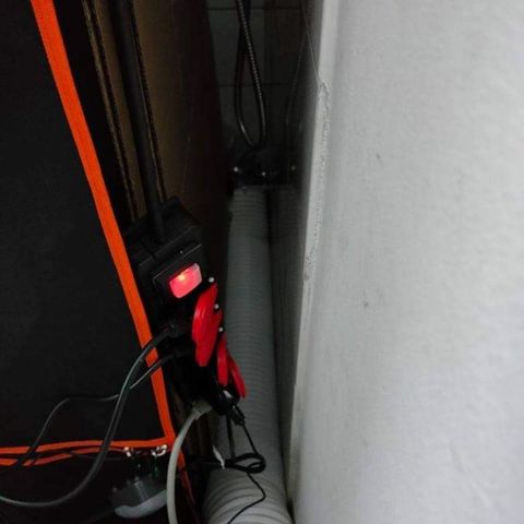 Mimosa Evo growlog photo: La galère ultime 😅
Avec le "T" et le "Y", l'air chaud du pk160 TC, trop puissant, revenait vers la clim, et l'empêchait de refroidir l'air.
Ensuite la sortie mural etait déformé la manchette de réparation ne rentrait pas entièrement...et me faisait perdre bcp de place.
Du coup j'ai bidouillé la solution finale, plus isolé, plus courte c nickel 😅😵 enfin
...