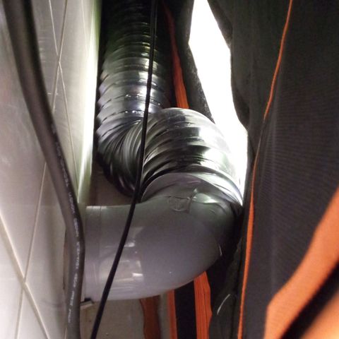 Mimosa Evo growlog photo: La galère ultime 😅
Avec le "T" et le "Y", l'air chaud du pk160 TC, trop puissant, revenait vers la clim, et l'empêchait de refroidir l'air.
Ensuite la sortie mural etait déformé la manchette de réparation ne rentrait pas entièrement...et me faisait perdre bcp de place.
Du coup j'ai bidouillé la solution finale, plus isolé, plus courte c nickel 😅😵 enfin
...