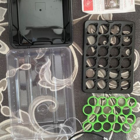 Tangie growlog photo: Cloning… & so it begins!! The Hortipots pump is…w e a k, I am being kind. Added a Visonsun submersible pump &, mounted a HortiPots Clone Machine 19 Spray Nozzle Manifold, to the Visosun submersible pump: I want to sleep near this cloning machine, the sound oc running water as I sleep🪴🙏
