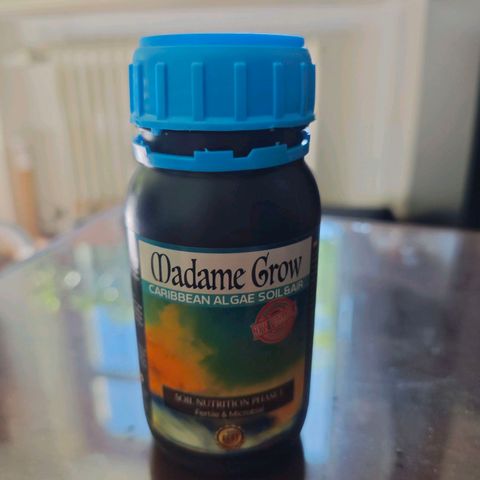 Cherry Pie growlog photo: 100ml Wasser 
0.4ml Dünger (Madame grow Caribbean algae soil & Air)