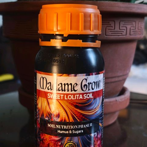 Cherry Pie growlog photo: Düngen mit Sweet Lolita und Caribbean Algae Soil & Air. Bei den Mengen halte ich mich an die Tabbelle von Madame Grow (siehe Bild) Ich habe beim umtopfen erstmal mit 500ml Wasser und dementsprechend viel dünger gedüngt. 