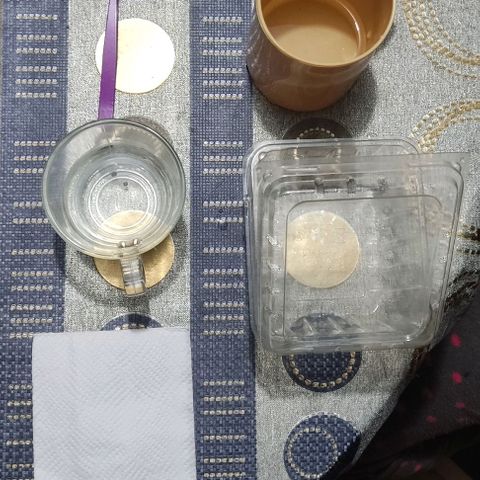 CHALUPAS growlog photo: Se colocó 2ml de agua oxigenada en agua hervida dejada al medio ambiente y en este vaso se colocó las semillas 
Se humedeció una servilleta para que las semillas germinen 
El recipiente con la semilla fue colocado atrás de la refrigeradora y tapada con una tela para que no le diera directamente la luz y a su vez mantener caliente las semillas 
Se revisó al siguiente día si había brotado la radícula y verificar que la servilleta siguiera húmeda 