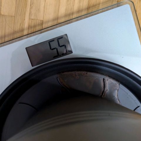 Hildegard  growlog photo: Mit 1,2 Liter Wasser besprüht. Von 5,5 kg auf 6 kg. Viel Drain, zu früh gegossen. Nächstes gießen bei 3 kg.