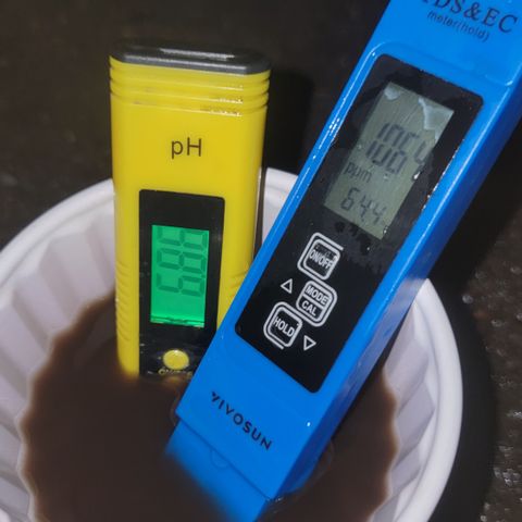 007: "Hella Jelly P5 #1" or AZUL?? growlog photo: Added 6th gallon and measured tds
As of 10:34pm
pH is 6.88
TDS 1064ppm