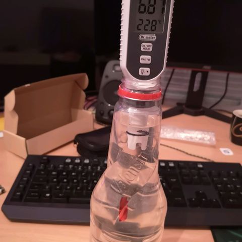 Unbekannte Sorte growlog photo: 1 Liter mit Big Bud und Bud candy Dünger je 2ml ( insgesamt 4ml )
Ph Wert 6.86
Wahrscheinlich senke ich den Wert NICHT, da der PH Wert bei den Pflanzen letztes Mal niedriger war