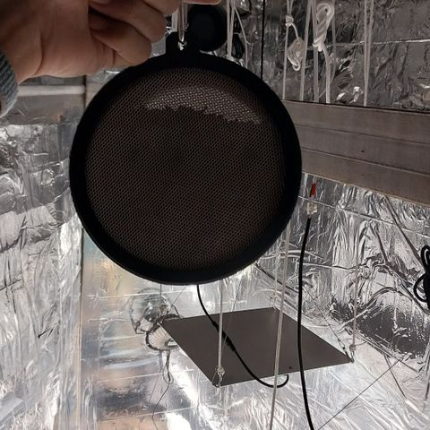 Demeter growlog photo: Retirei o filtro de carvão ativado do exaustor de saída. Incrível como diminuiu o ruído interno e externo e melhorou a saída de ar. O carvão ativado é mal montado no filtro, impedindo a passagem de ar corretamente, bem como aumentando o ruído, em dB.