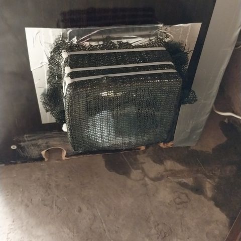Demeter growlog photo: Troquei a telinha protetora. Anteriormente, ela ficava um pouco mais para dentro, mas com a mudança do exaustor de entrada, resolvi também tirar a telinha e colocar outra.
A tela anterior estava perto demaia do FAN, fazendo aumentar a resistência da passagem do ar e também o ruido externo, medido em dB.