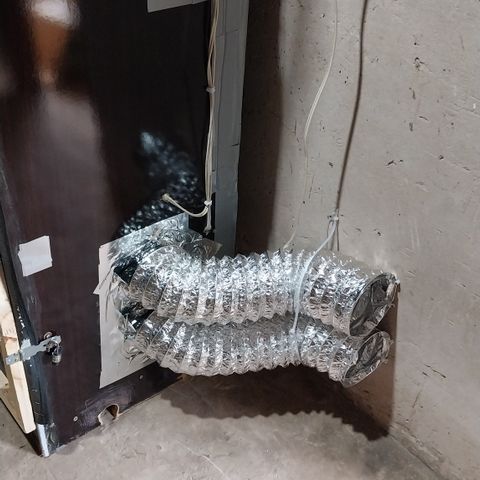 Demeter growlog photo: Há tempo eu precisava fazer isso: instalar dutos nos exaustores de entrada e extender o duto do exaustor de saída até a janela.
Essa medida reduziu significantemente o incômodo que sentia em relação ao ruído. Agora, através de medições, chegou ao nível que eu queria, cerca de 45dB perto das entradas e saídas do rancho, mesmo como dois FANs como exaustores de entrada.