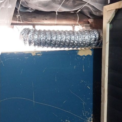 Demeter growlog photo: Há tempo eu precisava fazer isso: instalar dutos nos exaustores de entrada e extender o duto do exaustor de saída até a janela.
Essa medida reduziu significantemente o incômodo que sentia em relação ao ruído. Agora, através de medições, chegou ao nível que eu queria, cerca de 45dB perto das entradas e saídas do rancho, mesmo como dois FANs como exaustores de entrada.