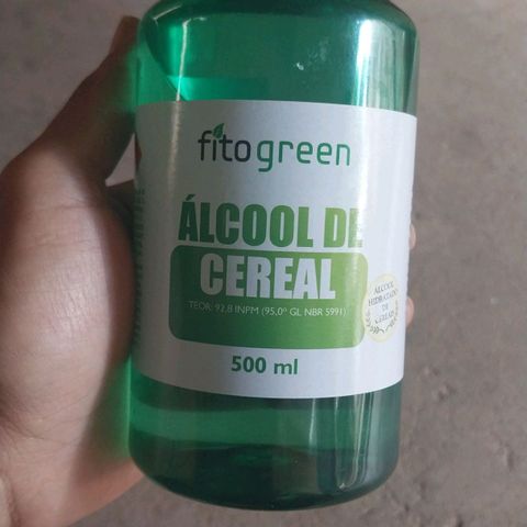 Demeter growlog photo: Juntei todas as sobras: partes das plantas, restinho de kief e restos do vape guardados o ano todo. Fiz uma extração com álcool de cereais e ela acabou tomando forma e ficando um pouco mais sólida, quase um hash, em razão do álcool ser bem concentrado e da mistura com o kief...