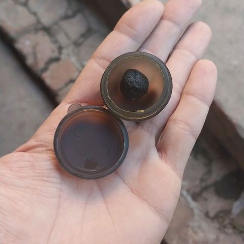Demeter growlog photo: Juntei todas as sobras: partes das plantas, restinho de kief e restos do vape guardados o ano todo. Fiz uma extração com álcool de cereais e ela acabou tomando forma e ficando um pouco mais sólida, quase um hash, em razão do álcool ser bem concentrado e da mistura com o kief...