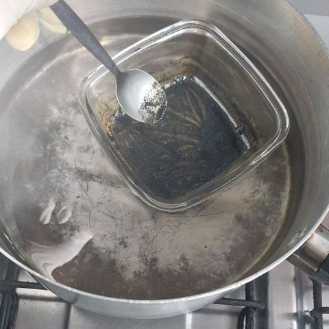 Demeter growlog photo: Juntei todas as sobras: partes das plantas, restinho de kief e restos do vape guardados o ano todo. Fiz uma extração com álcool de cereais e ela acabou tomando forma e ficando um pouco mais sólida, quase um hash, em razão do álcool ser bem concentrado e da mistura com o kief...