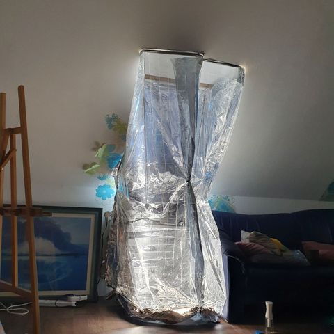 Auto Daiquiri Lime (Dutch Passion) growlog photo: Die Rettungsdecken nochmal vernünftig zu einem Zelt geformt und mit doppelseitigem dicken Klebeband an die wander und Heizung geklebt und mit Klammern vorne zugemacht 