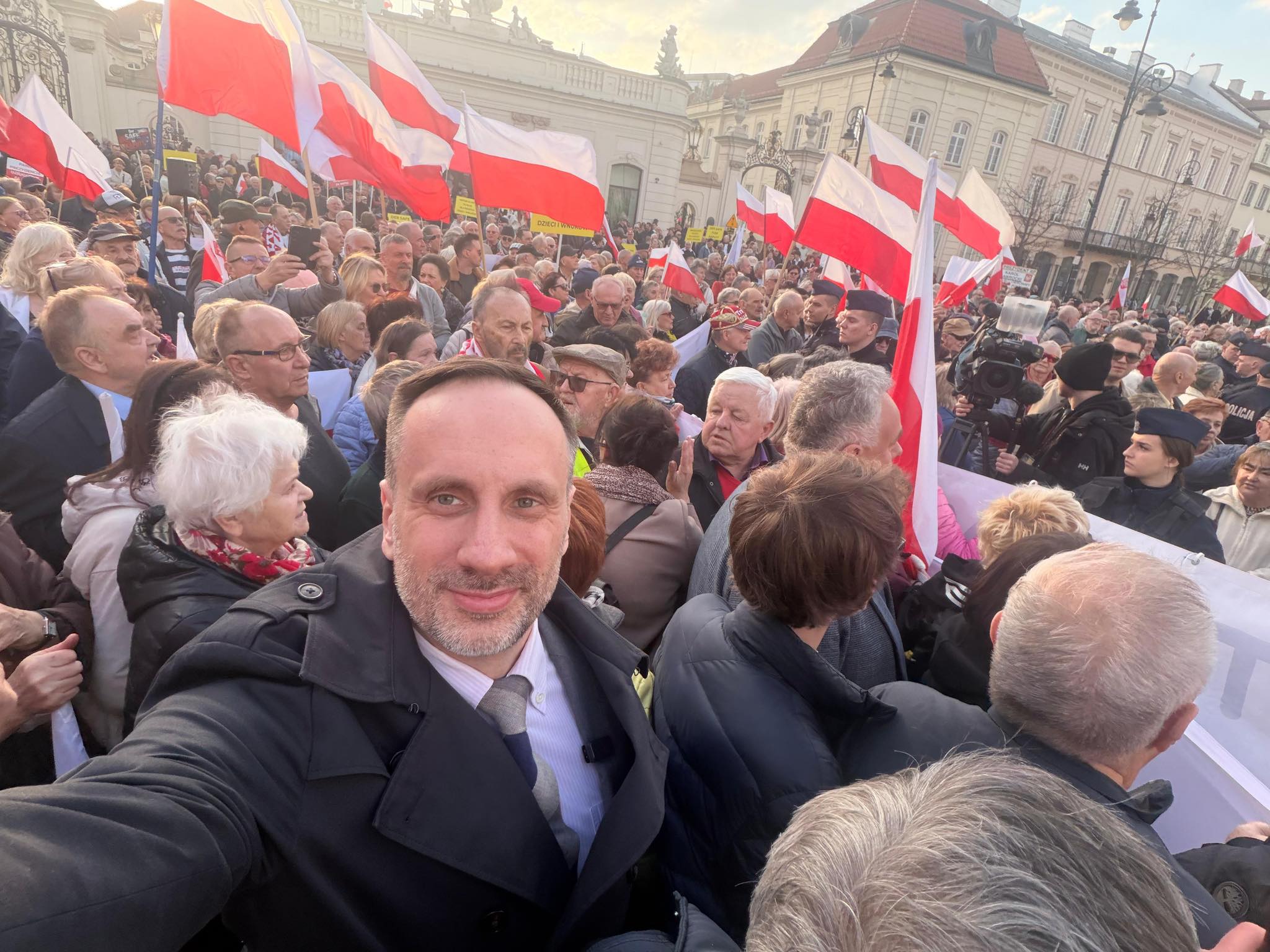 Manifestacja Klubów „Gazety Polskiej” przed Pałacem Prezydenckim