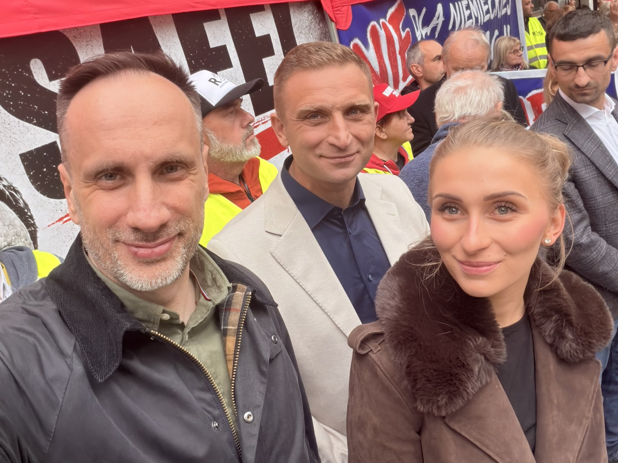 Manifestacja przeciwko umowie SAFE przed Kancelarią Prezesa Rady Ministrów