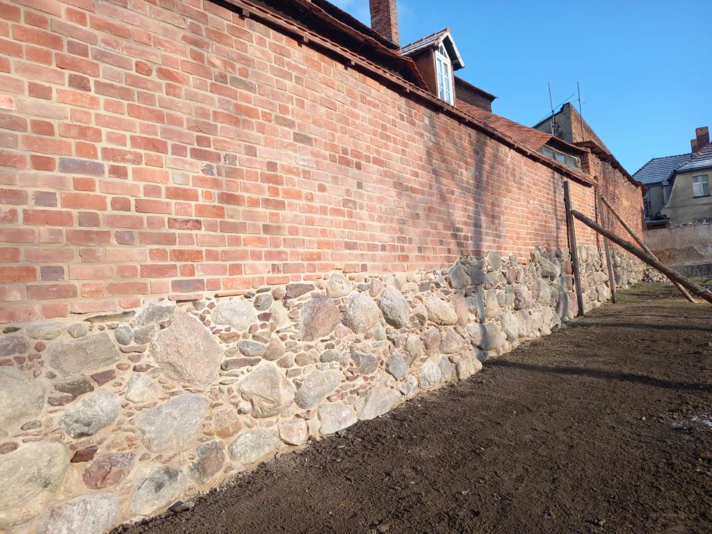 Koniec I etapu remontu murów w Byczynie