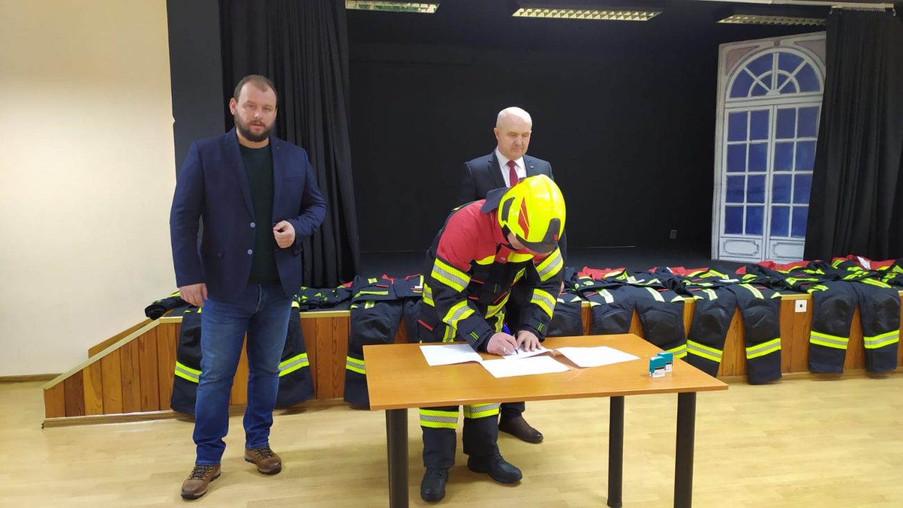 Nowe umundurowanie dla strażaków z OSP Biała w powiecie prudnickim