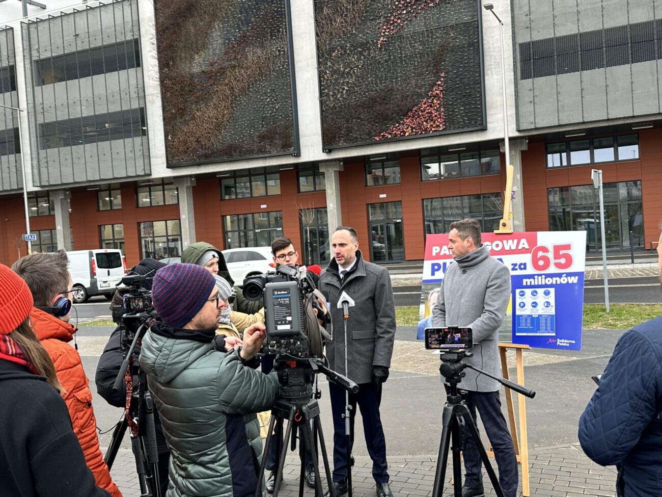 Parkingowa pustka za 65 milionów!