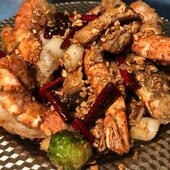 ぷりっとした食感の大きな海老がニンニクによく合う