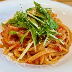 ピリ辛のトマトソースとシャキシャキの水菜のパスタ