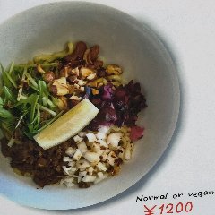 ヴィーガン対応も可能な汁なし担々麺。混ぜたあとレモンをぎゅっと。