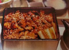 Comes with yakumi (condiments) and chicken broth for a variety of flavor variations