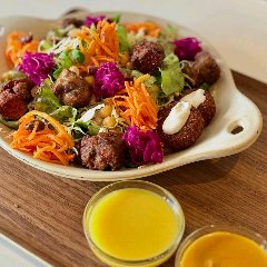 ソイミートの唐揚げや、豆類でたんぱく質も摂れるサラダ