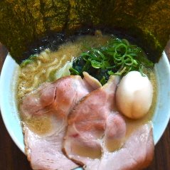 みやこもち豚の濃厚豚骨スープ×オリーブ地鶏の鶏油