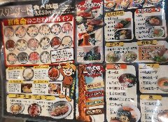 ホルモンに加え、ステーキやチーズフォンデュも食べ放題