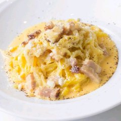純正35%の生クリームを使用したカルボナーラ