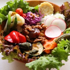 Irregularly sold. Bowl menu with plenty of vegetables.