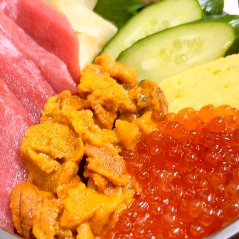 雲丹、イクラ、鮪ののった海鮮丼