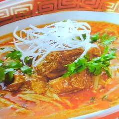 香菜が牛バラ肉の旨味を引き出す。程よい辛さと痺れあるラーメン