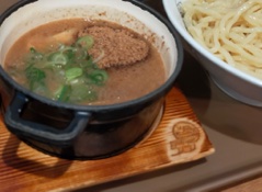 Caldo de cerdo con mariscos espeso y sabroso.