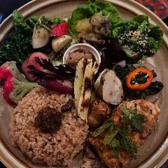 旬の野菜と、玄米と発酵食がのったご飯。