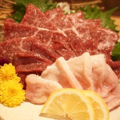 焼肉屋だが馬刺しも食べられる
