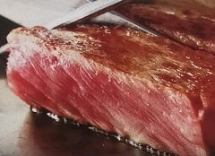 サーロインステーキ300g。口の中で溶けていく濃厚な旨味。