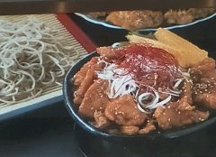 鮪竜田丼に加え、手打ちそばも食べられるメニュー
