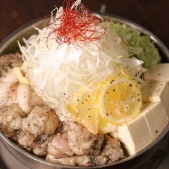 用柠檬和盐调味的 Motsuyaki 餐厅的 motsu nabe。