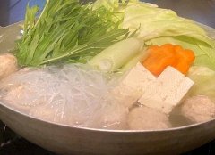 水炊煮（Mizutaki），汤汁金黄，味道鲜美。