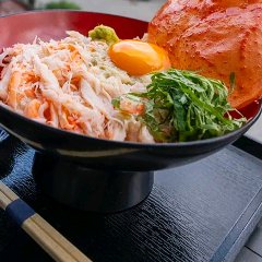 송엽게와 홍게를 섞어 만든 게 덮밥을 얹은 덮밥