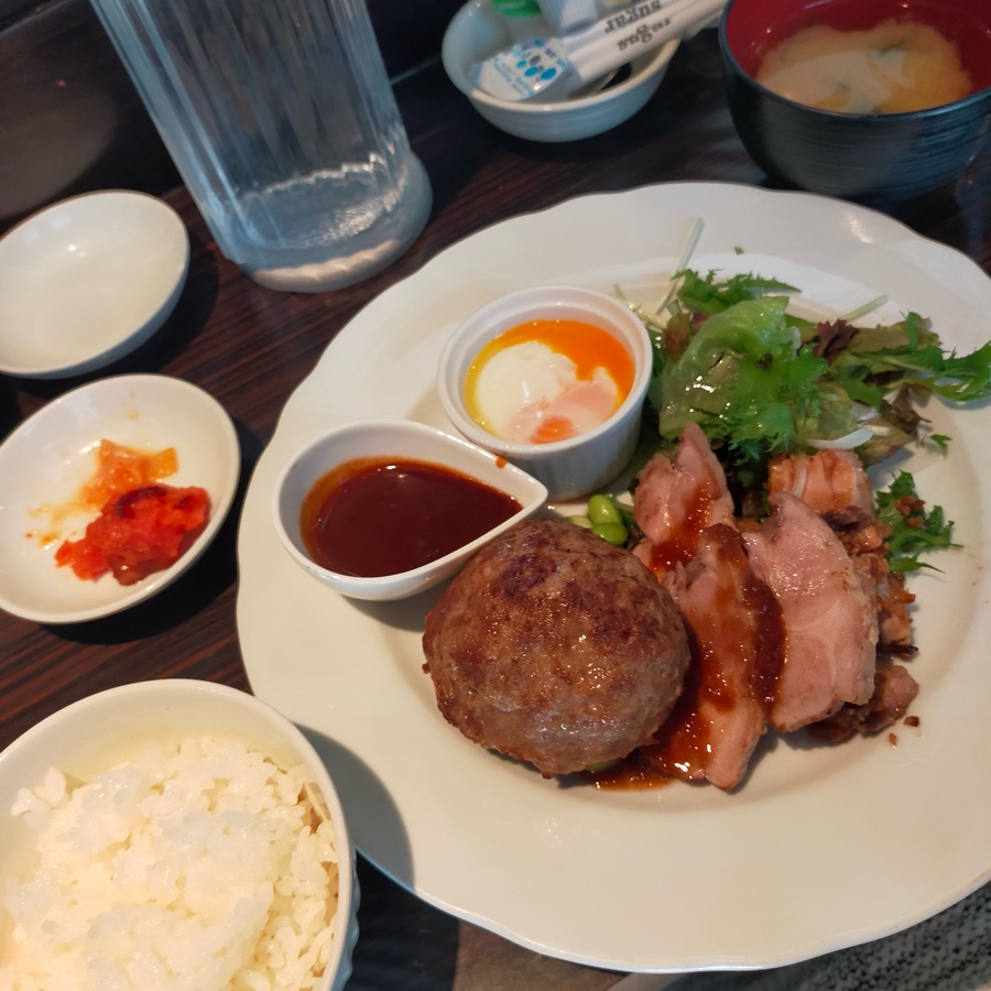 例:にんにく醤油ソースのハンバーグ×ローストポークとよだれ鶏